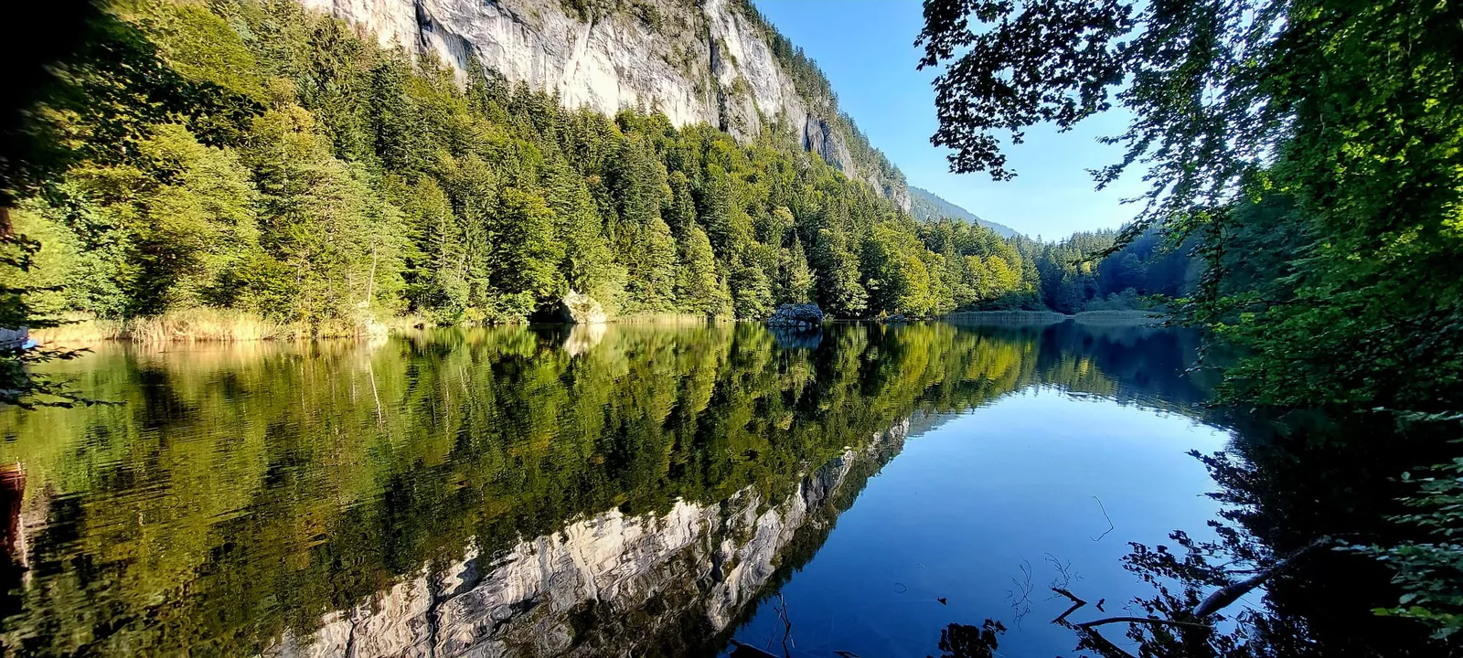 Ruhiger Bergsee als Symbol für Onlineberatung in Österreich